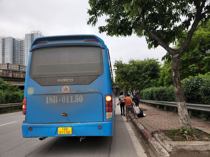 Xe khách chạy tuyến Nam Định ngang nhiên dừng, đỗ đón trả khách trước tòa nhà Toyota Pháp Vân trên đường Vành đai 3