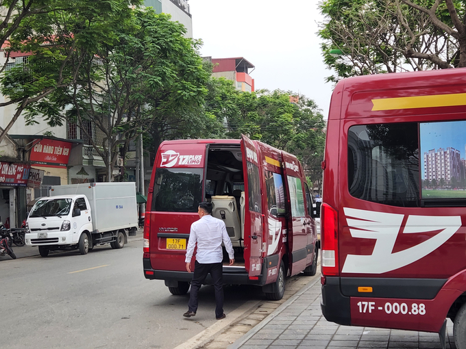 Xe khách 17 Plus Limo lập văn phòng đón trả khách trái phép tại số 11 Bùi Huy Bích (gần trụ sở Công an quận Hoàng Mai).