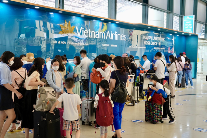 Số lượng hành khách tự làm check-in khi làm thủ tục tại Cảng HKQT Nội Bài đã tăng hơn so với trước, đạt tỷ lệ khoảng 30 - 35%