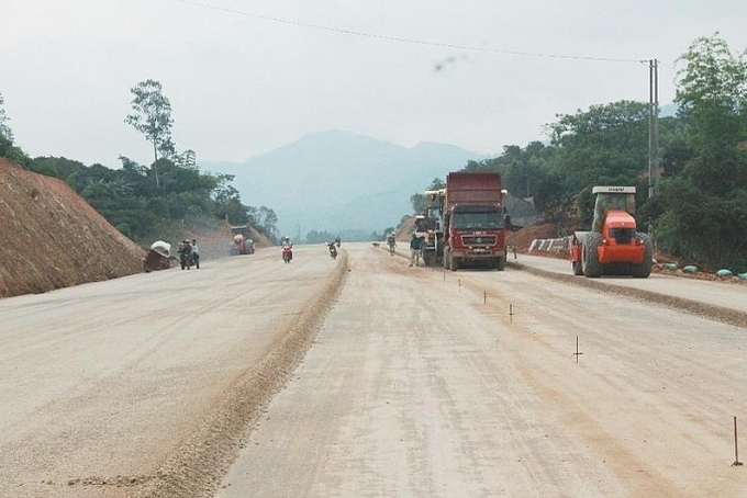 Dự án đầu tư xây dựng tuyến nối Quốc lộ 91 và tuyến tránh thành phố Long Xuyên đang gặp khó khăn về vật liệu cát đắp nền đường. Ảnh minh họa