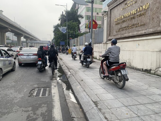Các phương tiện đi lên vỉa hè, đi ngược chiều gây mất ATGT trên đường Nguyễn Trãi.