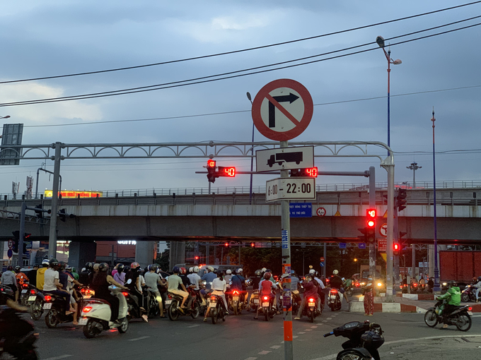Một biển cấm xe rẽ phải từ đường Lê Văn Việt hướng ra Xa lộ Hà Nội