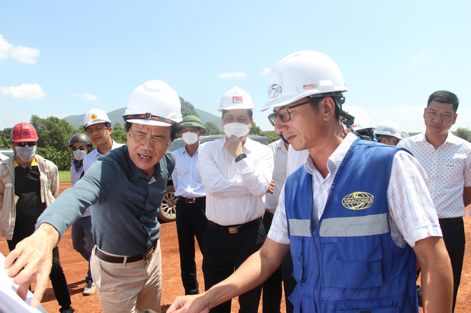 Ông Dương Viết Roãn - Giám đốc Ban QLDA Thăng Long (bên trái) khẳng định sẽ thay thế các nhà thầu yếu kém