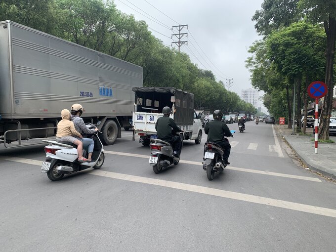 Lực lượng Công an phường Hoàng Liệt, Hà Nội đã ra quân xử nghiêm các vi phạm trật tự đô thị, an toàn giao thông tại đường Trần Thủ Độ sau phản ánh của Tạp chí GTVT.