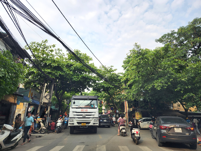Bất chấp lệnh cấm, xe bêtông mang thương hiệu Việt Xô ngang nhiên hoạt động trên phố Kim Giang, gây mất ATGT, làm tăng nguy cơ ùn tắc giao thông.