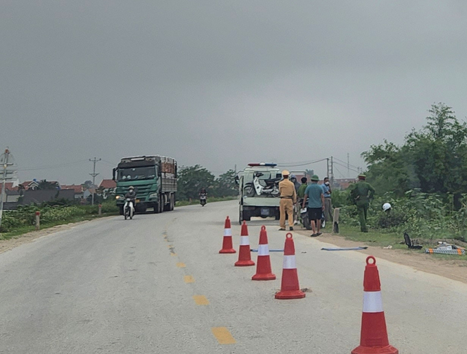 Tổ công tác CSGT, công an huyện Khoái Châu lập trạm cân tải trọng trên tỉnh lộ 378, đoạn tiếp giáp với địa bàn huyện Văn Giang.