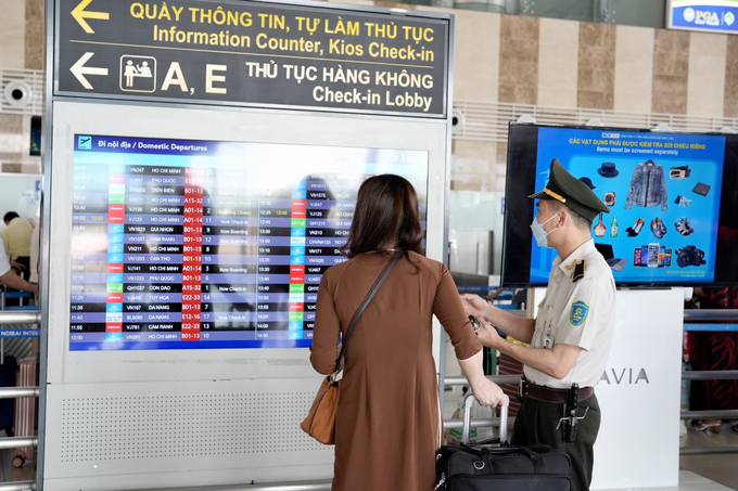 Hệ thống màn hình thông báo bay (FIDS) tại Nhà ga hành khách giúp hành khách dễ dàng tìm kiếm thông tin về chuyến bay của mình như số hiệu chuyến bay, nơi đi/đến, cửa ra máy bay...
