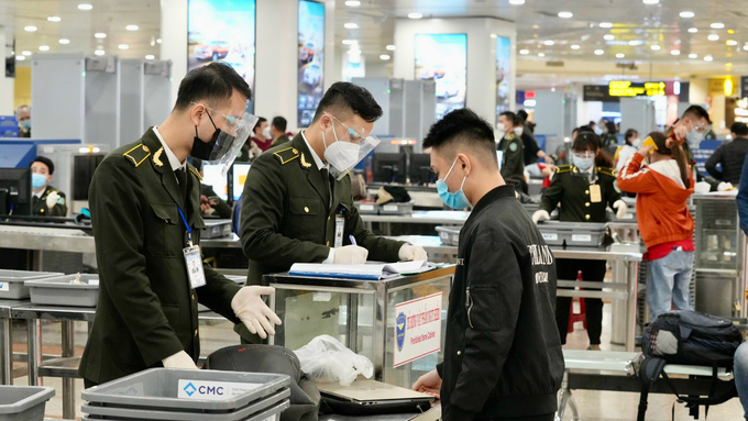 Soi chiếu hành lý của hành khách tại sân bay Nội Bài