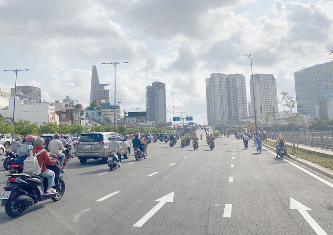 Dự án đường song hành đại lộ Võ Văn Kiệt đưa vào sử dụng giúp kết nối giao thông khu vực trung tâm Quận 1, phục vụ nhu cầu đi lại an toàn, thuận lợi.