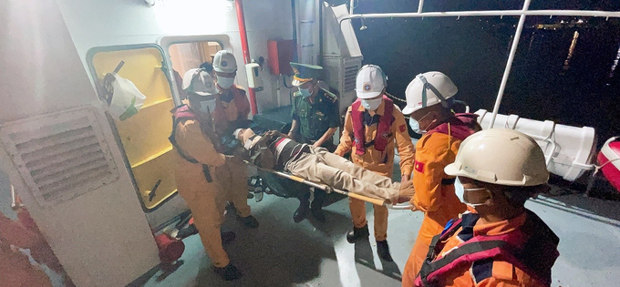 Cứu nạn thành công thuyền viên gặp tai nạn lao động trên khu vực quần đảo Trường Sa ngày 16/3/2022
