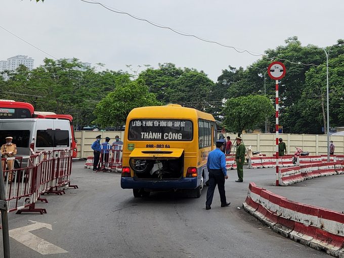 Đội Thanh tra GTVT quận Hoàng Mai phối hợp với Đội CSGT số 14, Công an thành phố Hà Nội kiểm tra phương tiện, lái xe tại BX Giáp Bát.