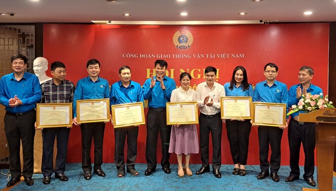 Chủ tịch Công đoàn GTVT VN Đỗ Nga Việt trao Bằng khen của Tổng liên đoàn LĐVN cho các cá nhân có thành tích xuất sắc trong phong trào đi đua năm 2021