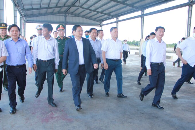 Thủ tướng Chính phủ Phạm Minh Chính khảo sát khu vực Cảng Trần Đề