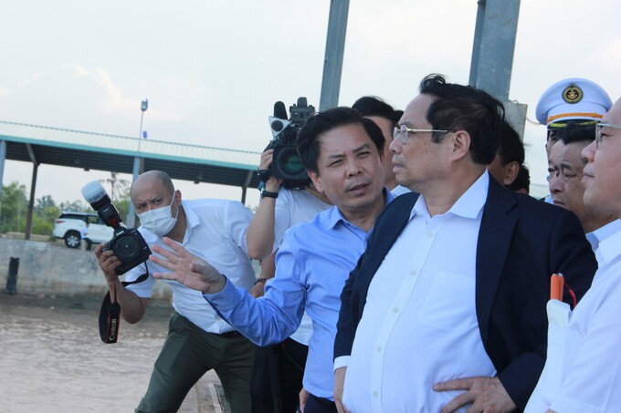 Bộ trưởng Bộ GTVT Nguyễn Văn Thể báo cáo những khó khăn, lợi thế tại khu vực Cảng Trần Đề