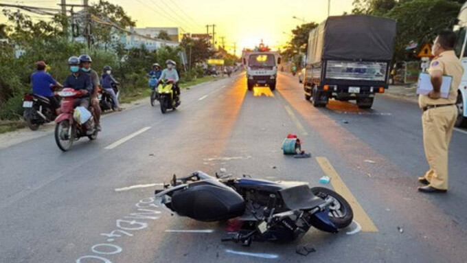 Hiện trường vụ va chạm giữa xe tải và xe máy điện vào ngày 24/3 tại Tiền Giang khiến người điều khiển xe máy điện tử vong
