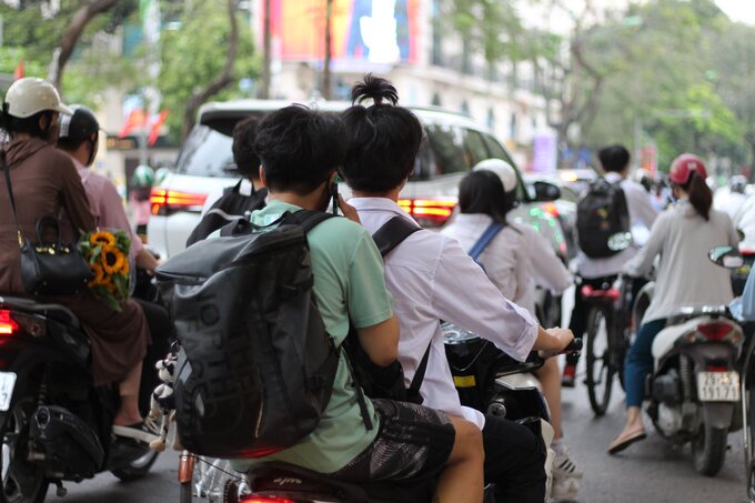 Nhiều trường hợp di chuyển từ hướng trường THPT Đức Việt, Lý Thường Kiệt, quận Hoàn Kiếm, TP Hà Nội cũng không đội mũ bảo hiểm khi tham gia giao thông.