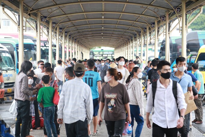 Lượng hành khách đổ về Bến xe Giáp Bát trong chiều nay tăng đột biến, khiến khu vực bên trong bến xe trở nên chật chội