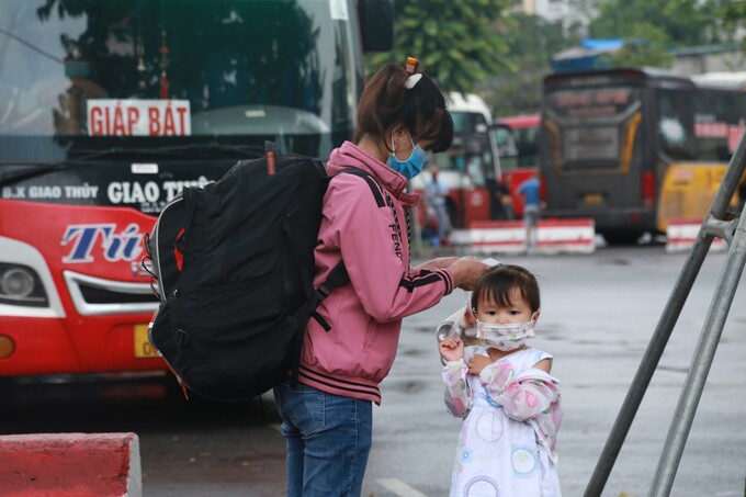 Nhiều hành khách trong Bến xe Giáp Bát với đồ đạc lỉnh chuẩn bị lên xe rời Hà Nội để về quê nghỉ lễ
