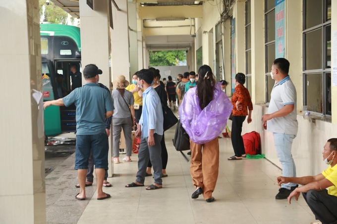 Ông Phạm Mạnh Hùng- Giám đốc Công ty CP Bến xe Hà Nội chia sẻ, lưu lượng hành khách tại các bến xe của Hà Nội sẽ tăng đột biến trong chiều 29/4, sáng 30/4. 