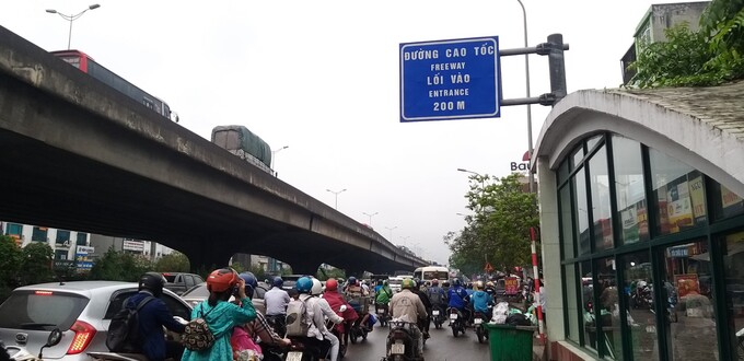 Lượng phương tiện tăng đột biến khiến dọc đường Vành đai 3 - Nguyễn Xiển xảy ra tỉnh trạng ùn tắc kéo dài trong chiều nay
