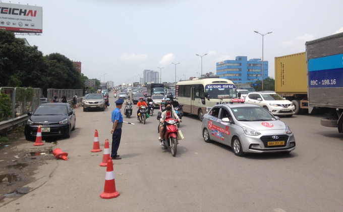 Thanh tra, CSGT căng mình điều tiết, hạ nhiệt giao thông ngày đầu nghỉ lễ tại TP Hà Nội 