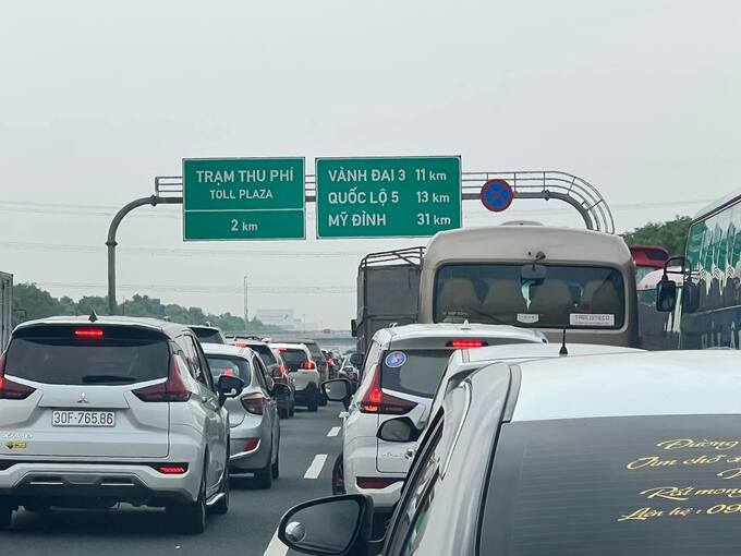 Ùn tắc kéo dài tại cao tốc Pháp Vân - Cầu Giẽ hướng đi Ninh Bình sáng 30/4.

