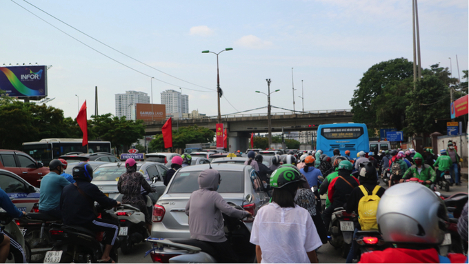 Khoảng 16h chiều 2/5, nhiều người dân phải vất vả di chuyển qua khu vực cổng bến xe Nước Ngầm (quận Hoàng Mai) 