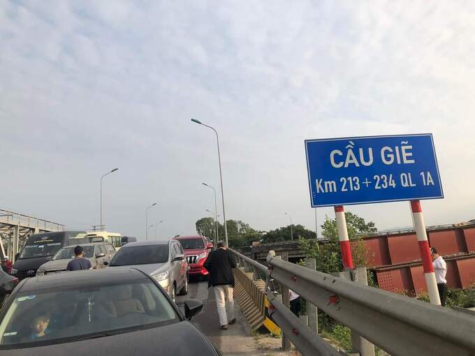 Quốc lộ 1 đoạn qua cầu Giẽ, huyện Phú Xuyên xảy ra tình trạng ùn tắc kéo dài do các xe từ cao tốc Pháp Vân - Cầu Giẽ được phân luồng đi vào đây để giảm tải áp lực giao thông.