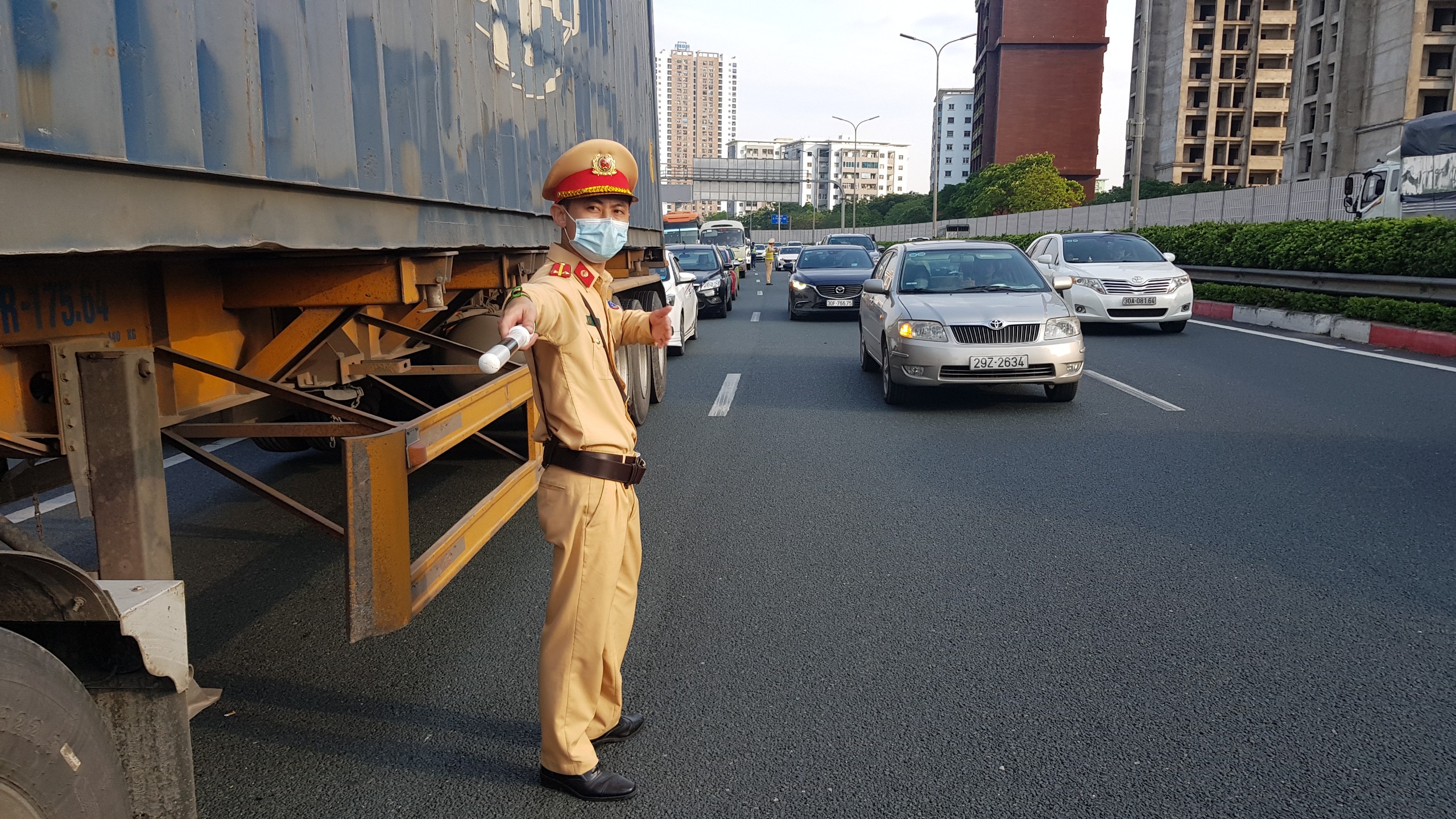 Lực lượng CSGT thực hiện nhiệm vụ bảo đảm giao thông tại của ngõ TP Hà Nội ngày 1/5