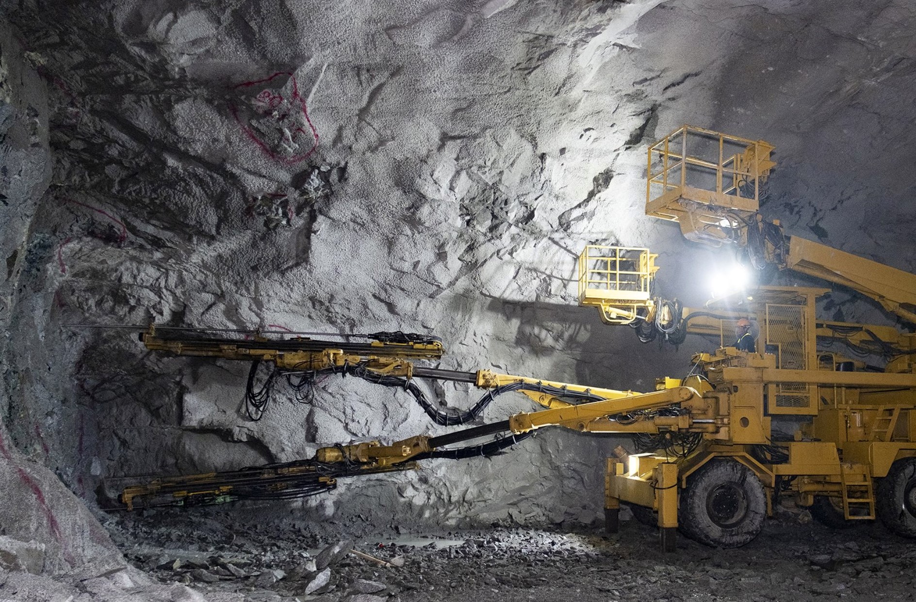 Hạng mục hầm Núi Vung, hiện có hơn 300 công nhân và kỹ thuật đang thực hiện thi công song song hai ống hầm, tổng số mét hầm đào được đến hiện tại khoảng 800 mét.
