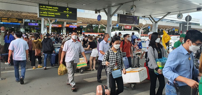 Hành khách đi và đến sân bay Tân Sơn Nhất rất đông trong ngày hôm nay nhưng không gây ùn ứ