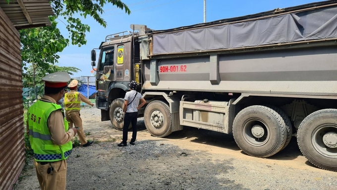 Hình ảnh chiếc xe tải không nhường đường cho xe ưu tiên bị CSGT bắt giữ.