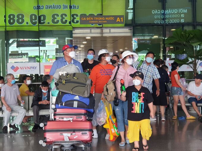 Hành khách xuống sân bay Tân Sơn Nhất trong ngày cuối kỳ nghỉ lễ 30/4 và 1/5 (Ảnh: Mạnh Linh)