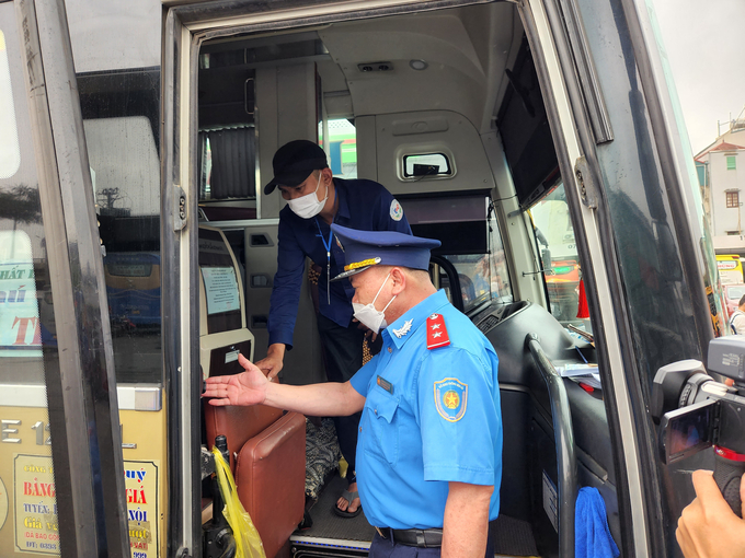 Thanh tra Sở GTVT Hà Nội kiểm tra xe khách trước khi xuất bến tại BX Nước Ngầm
