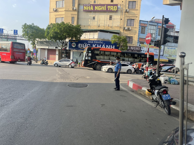 Tại các cửa ngõ thành phố, Thanh tra Sở GTVT Hà Nội đều duy trì 100% quân số túc trực, phân luồng, điều tiết giao thông trong 4 ngày nghỉ lễ.
