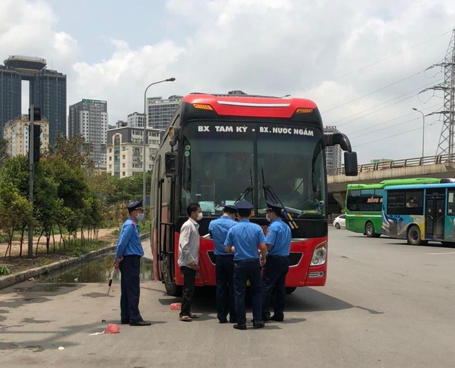 Lực lượng Thanh tra GTVT quận Cầu Giấy xử lý xe khách vi phạm tại đường Phạm Văn Đồng, trong đó nhiều xe vi phạm lỗi dừng đỗ, chạy sai lộ trình.