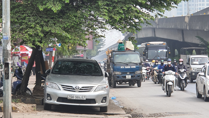 Không chỉ đu bám bên thành xe, một công nhân của HTX Thành Công còn ngồi vắt vẻo trên thùng khi phương tiện này đang di chuyển trên đường Nguyễn Xiển.