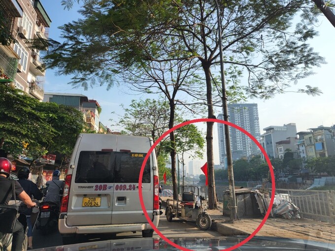 Nhiều phương tiện tự chế, phục vụ thu gom rác còn ngang nhiên dừng đỗ ngược chiều gây cản trở giao thông trên tuyến đường Kim Giang - Khương Đình.