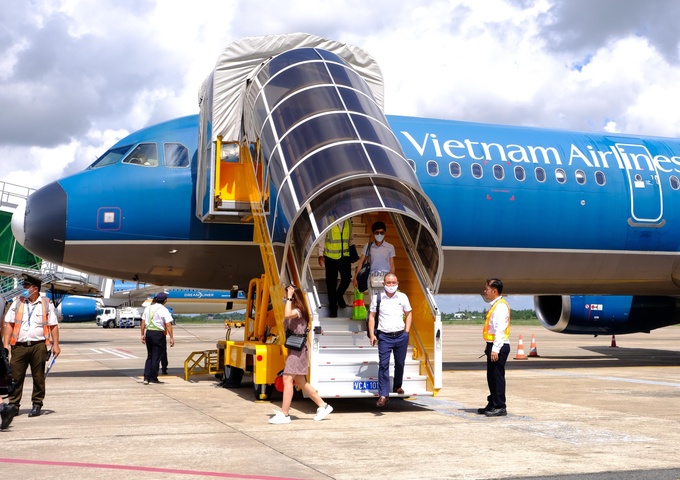 Hành khách xuống máy bay tại CHK quốc tế Cần Thơ