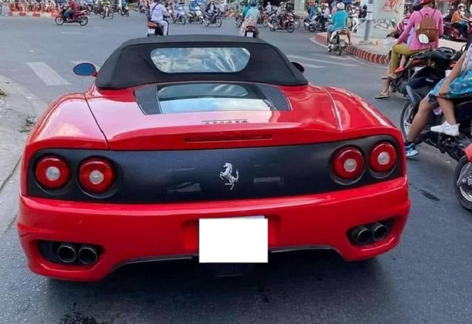 Ferrari 360 Spider nhìn từ đuôi xe

