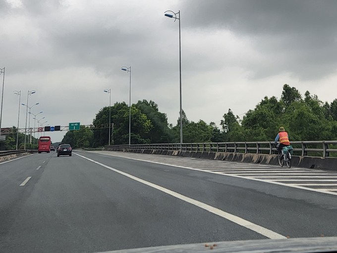 Ngoài các xe máy vi phạm, tình trạng người đi xe đạp trên tuyến cao tốc này cũng diễn ra phổ biến.