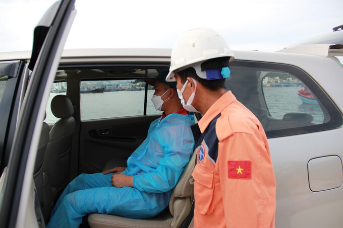 Thuyền viên được đưa đến một bệnh viện tại Tp.Nha Trang, tỉnh Khánh Hòa để điều trị.