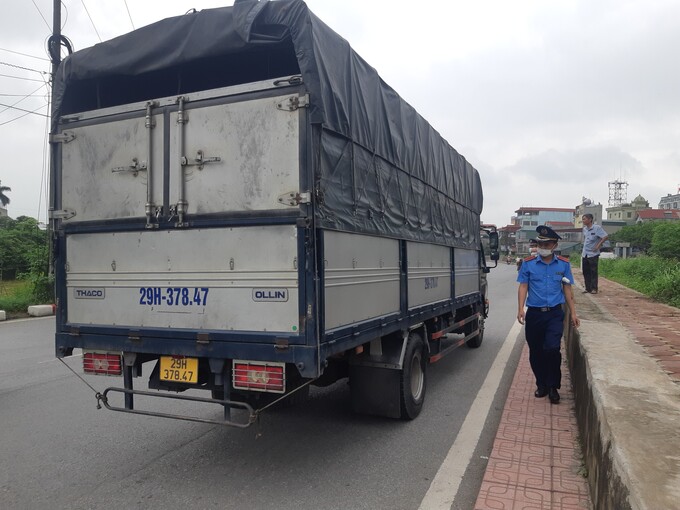 Tổ công tác Đội Thanh tra GTVT Cầu đường bộ kiểm tra, xử lý xe quá tải tại huyện Gia Lâm.