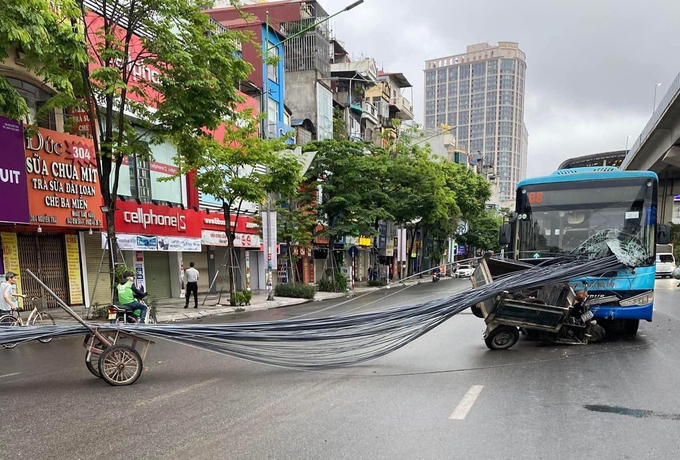 Xe ba gác tự chế chở nhiều thanh thép dài chạy ngược chiều đâm vào xe buýt trên đường Nguyễn Trãi, quận Thanh Xuân.
