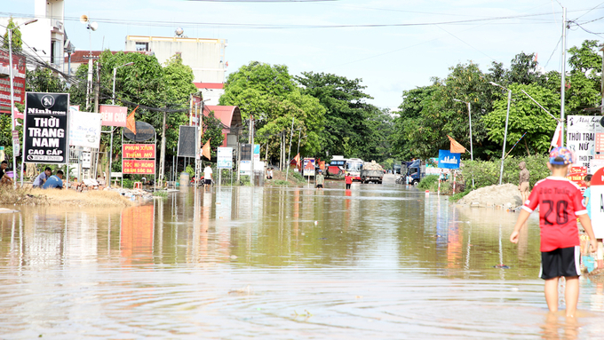 Quốc lộ 31, đoạn đi qua xã Phì Điền (huyện Lục Ngạn, tỉnh Bắc Giang) bị ngập nặng do mưa lũ.