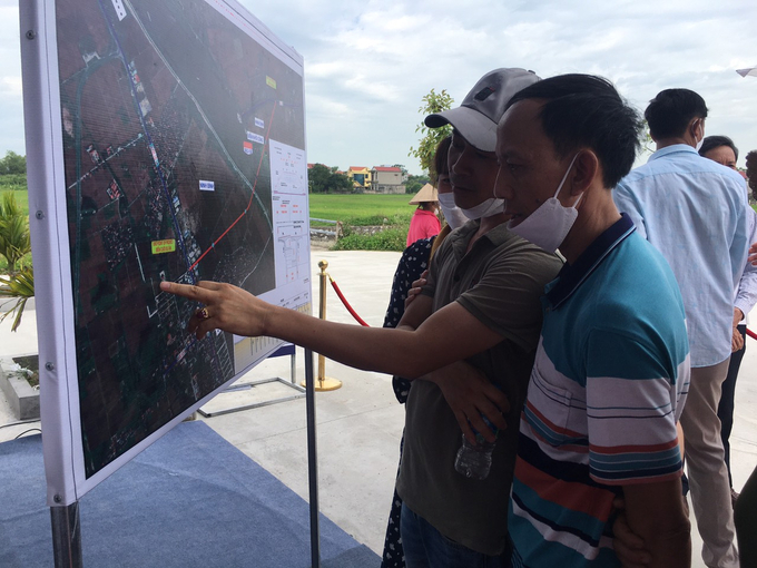 Nhân dân huyện Ý Yên, tỉnh Nam Định tham quan bản đồ xây dựng cầu Bến Mới.