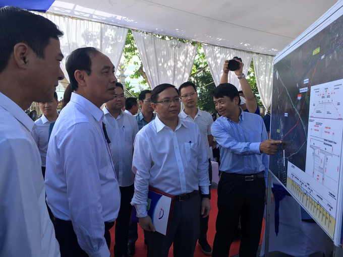 Thứ trưởng Bộ GTVT Lê Đình Thọ và các đại biểu tham quan vị trí xây dựng cầu Bến Mới.
