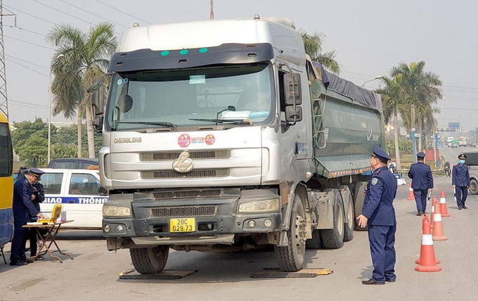 Thanh tra GTVT Hà Nội xử lý nghiêm các trường hợp xe quá tải qua cầu Thăng Long