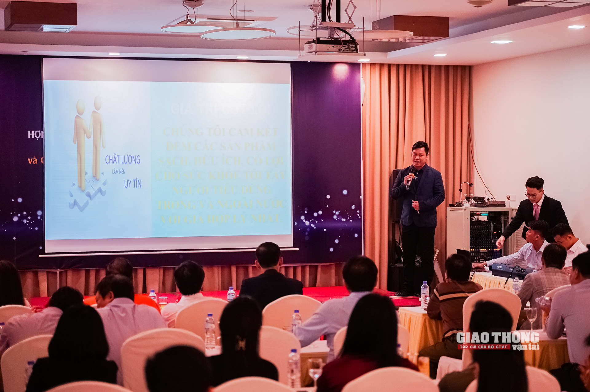 Ông Nguyễn Thành Long – Đại diện Công ty Phương Nam thuyết trình tại buổi lễ