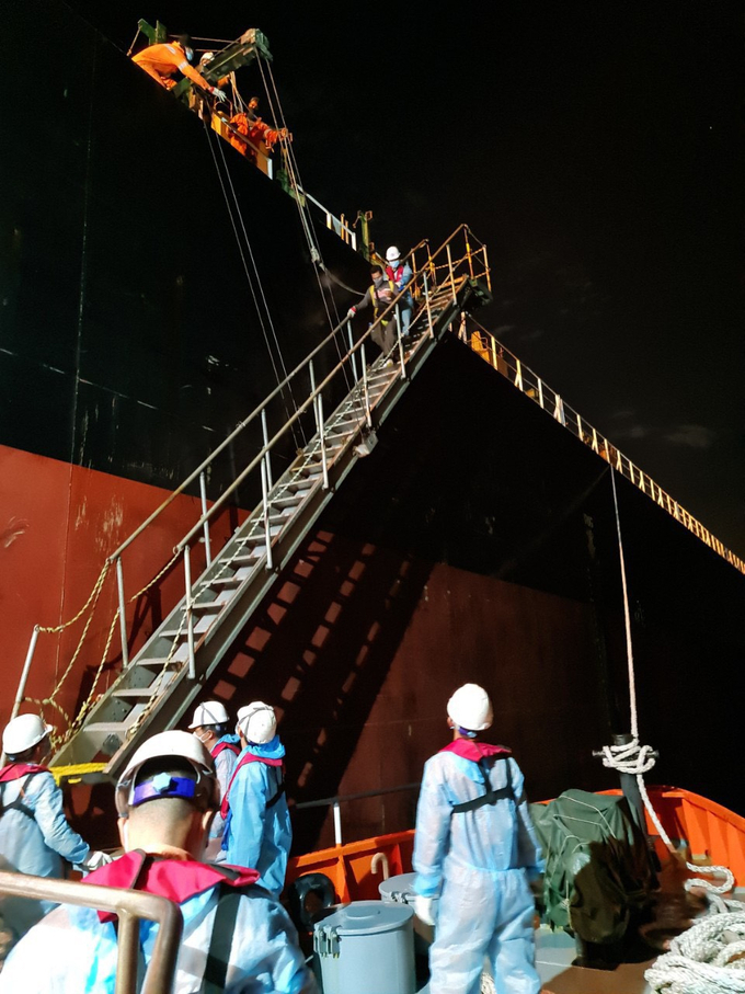 Lực lượng cứu nạn tổ chức phương án đưa thuyền viên từ tàu hàng sang tàu tìm kiếm, cứu nạn để đưa về bờ tiếp tục điều trị